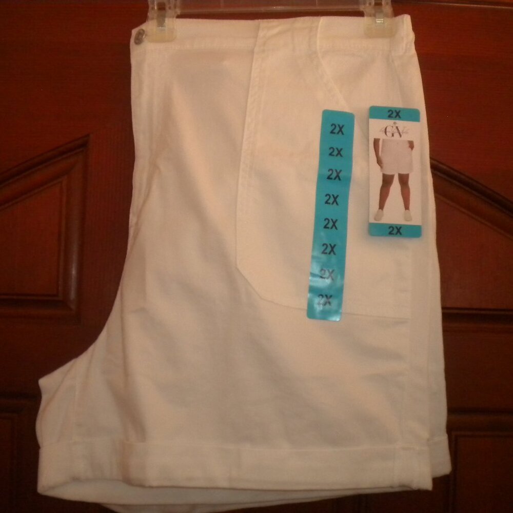 Gloria Vanderbilt Women's Plus Size 2X White Utility Shorts NWT - Picture 2 of 4